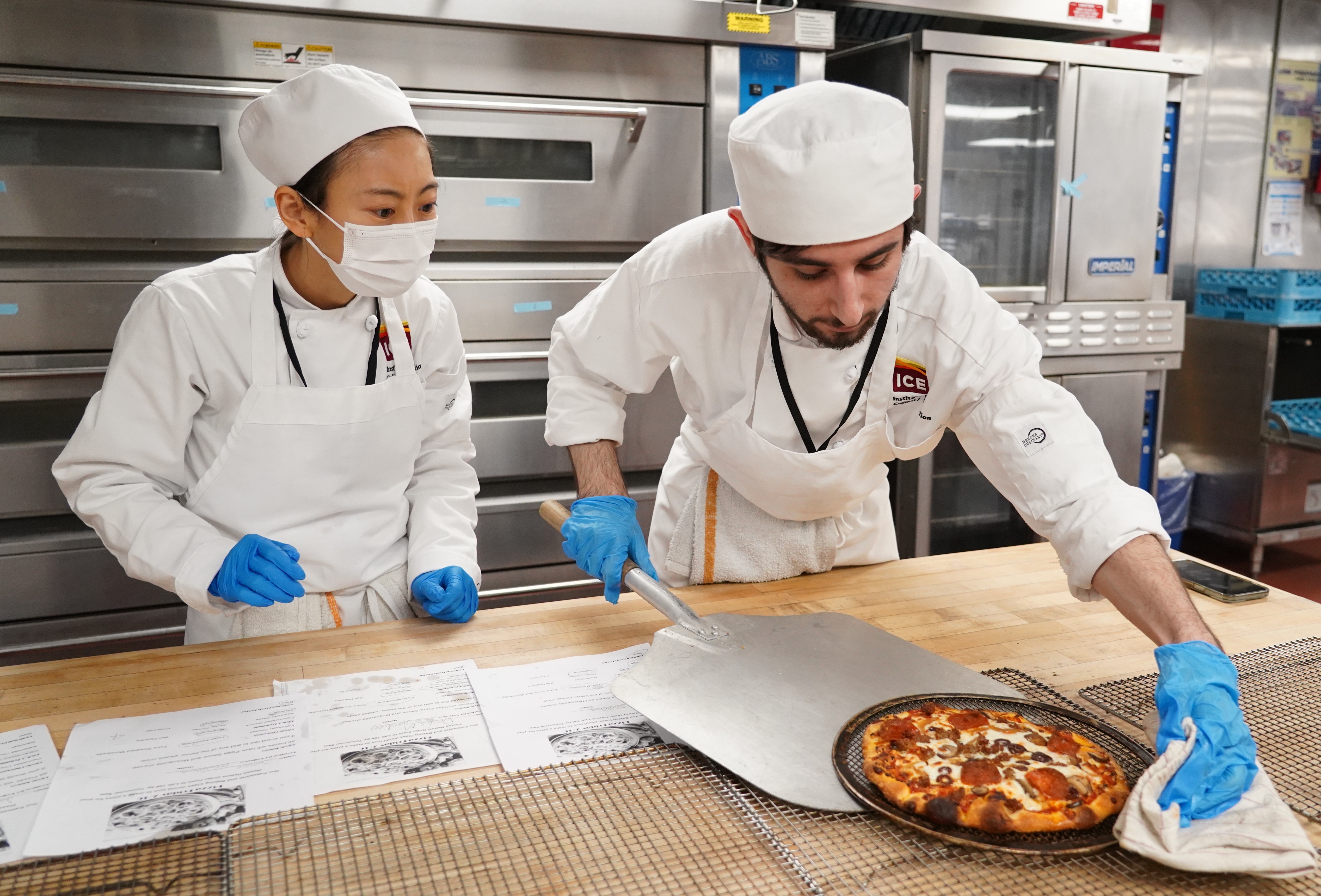Two ICE students make pizza 