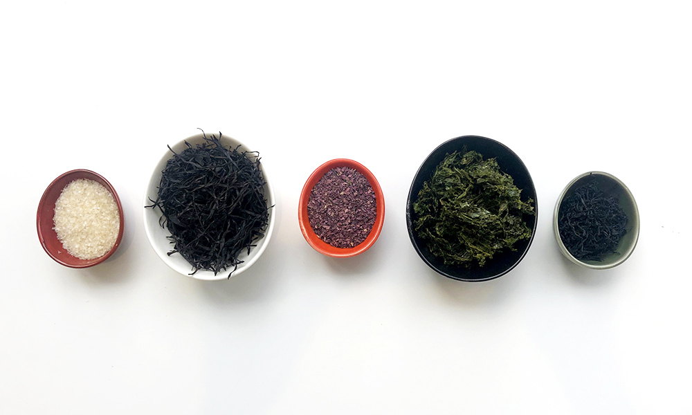 From left to right: agar agar, arame, dulse flakes, nori and hiziki seaweeds.