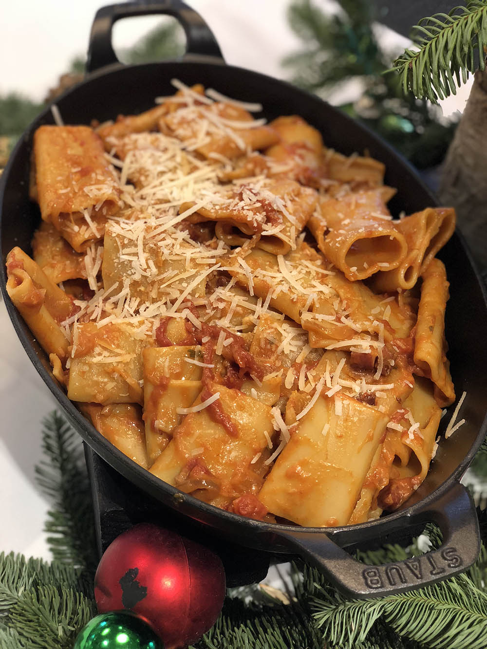 A paccheri pasta all'Amatricina is served.