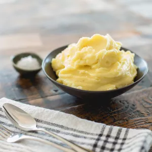 Mashed potatoes are served with salt on the side.