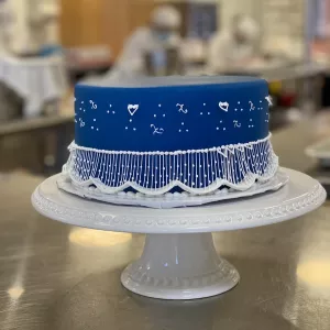A cake decorated with string work