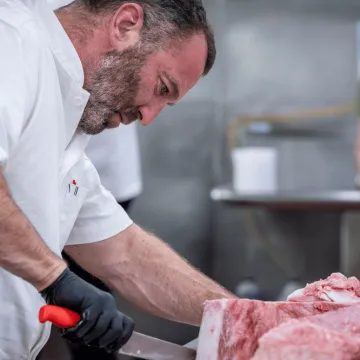 Chef Adam Perry Lang slices Japanese Wagyu at Institute of Culinary Education cooking demonstration.