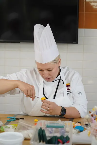ICE student decorating a cake as part of the ICE Professional Cake Decorating continued education Program.