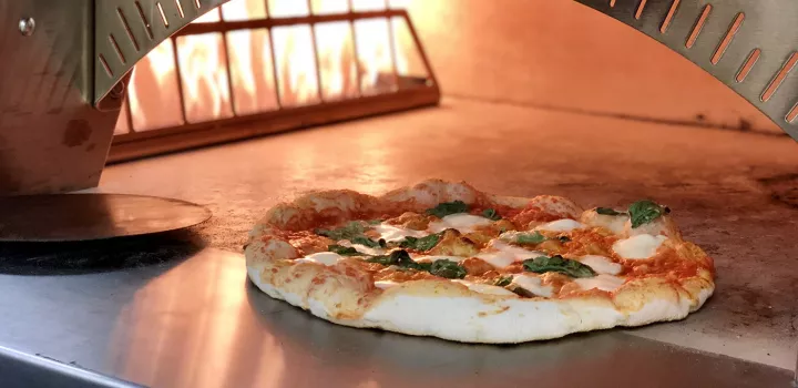 Daniele Uditi demos his Neo-Neapolitan pizza at ICE.